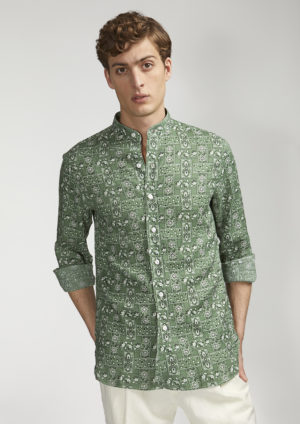 AAMILCARE-printed-bandana-linen-shirt-model